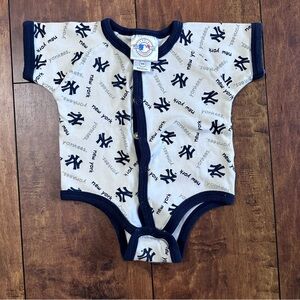 New York Yankees baby onsie 6-9 months